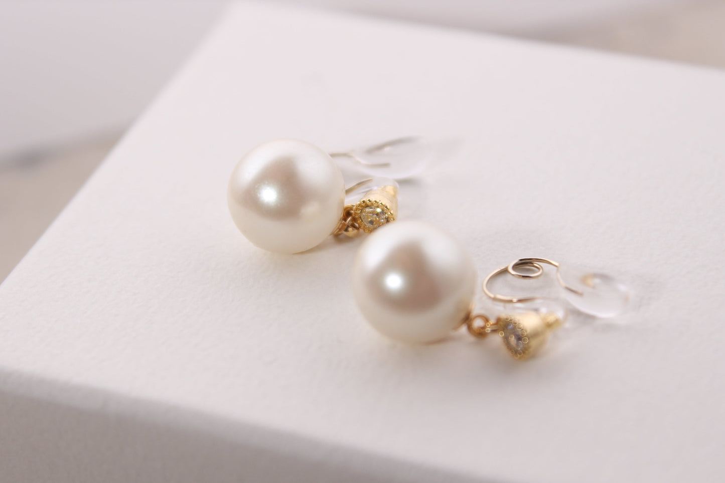 Loop-fit ear clip-on|Small pearl and crystal