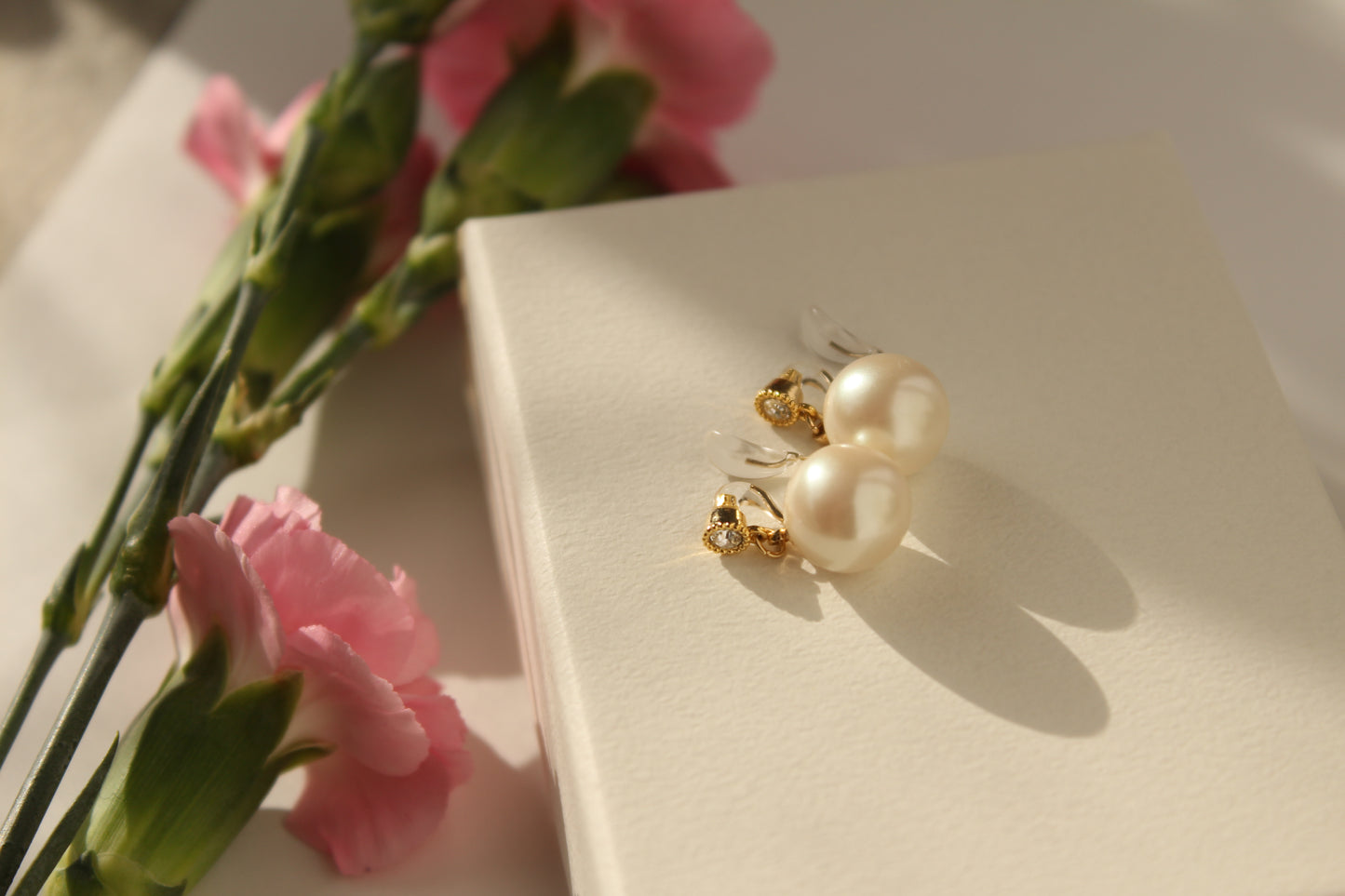 Loop-fit ear clip-on|Small pearl and crystal