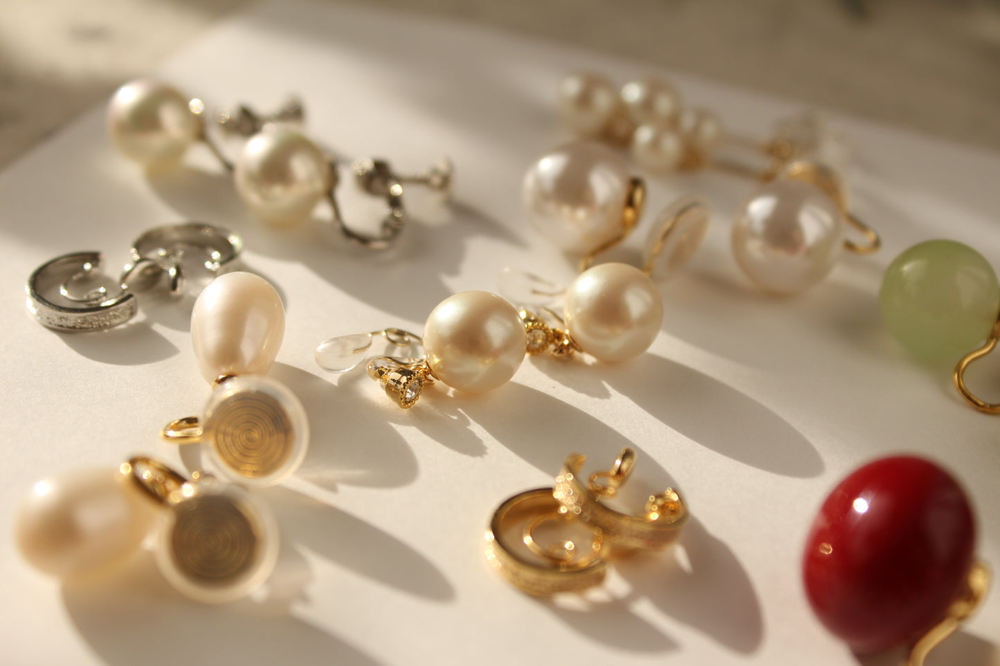 Loop-fit ear clip-on|Small pearl and crystal