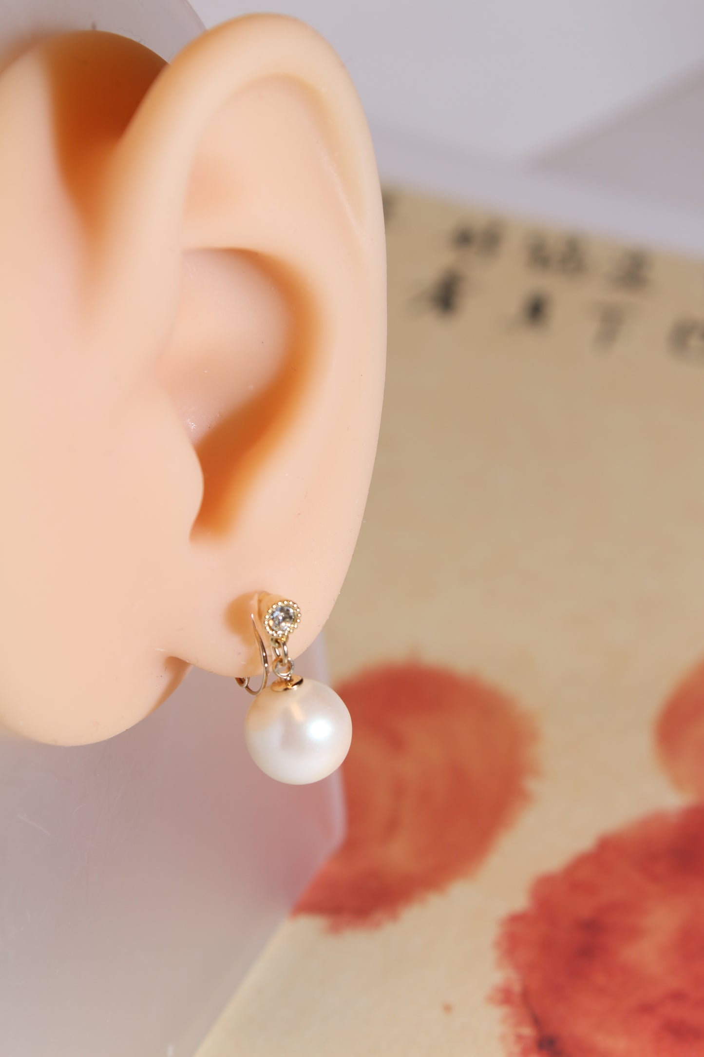 Loop-fit ear clip-on|Small pearl and crystal